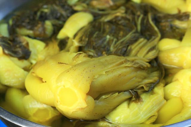 酸菜是什么菜做的，酸菜是什么菜（吃酸菜到底会不会致癌）