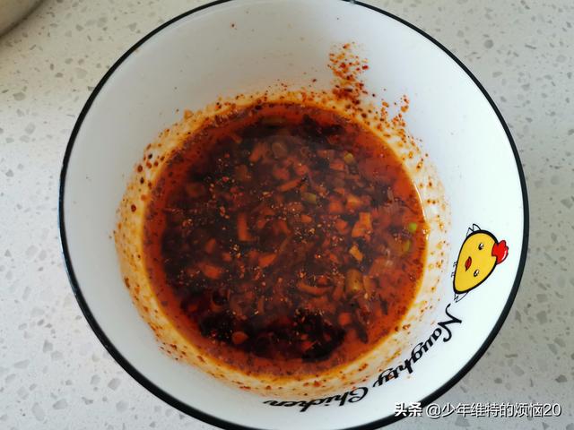 芹菜叶拌木耳的家常做法，芹菜叶拌木耳的家常做法窍门（此菜的叶子不要扔）