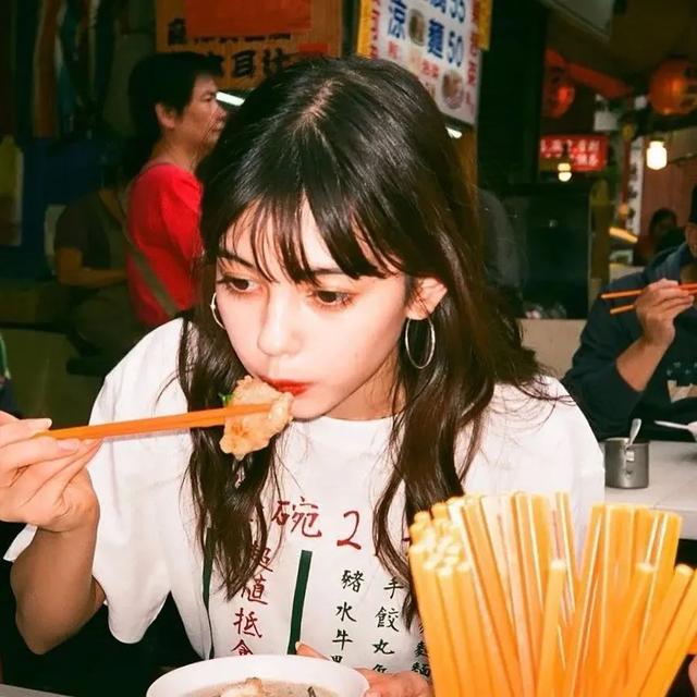 网红头像卡通可爱 美食妹妹，网红头像卡通可爱图片微信（吃东西头像）