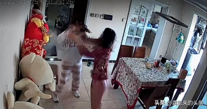 后置摄像头是别人看到的自己吗，后置拍出来脸超歪巨丑正常吗（安装家用摄像头必须知晓的法律风险）