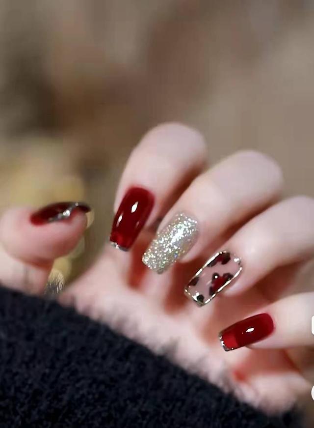 什么款式的美甲好看又显高贵，推荐几个美甲款式（秋冬千金/御姐/贵妇美甲合集来了）