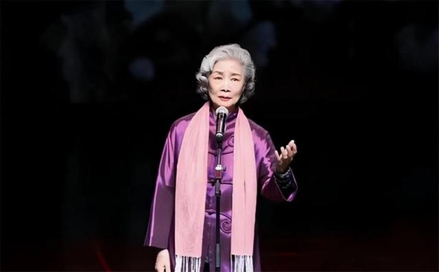 吕中个人资料简介，吕中：嫁小学同窗恩爱一生