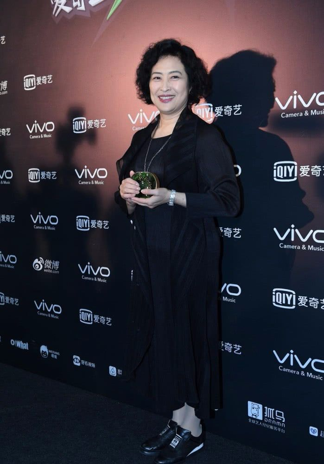 服装颜色搭配的技巧，服装服饰颜色搭配技巧（“配色”才是决定高级、优雅的关键）