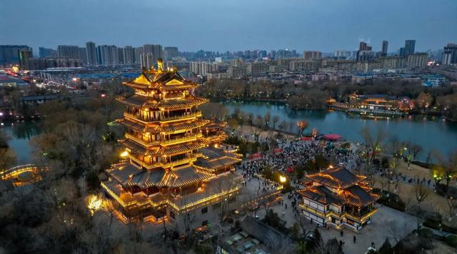 济南旅游攻略必去景点夜景，一定要走进她的夜