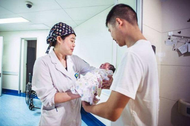 怀孕可以喝酸奶吗，假孕竟然也是两道杠一深一浅（16岁护士送孕妇回家）