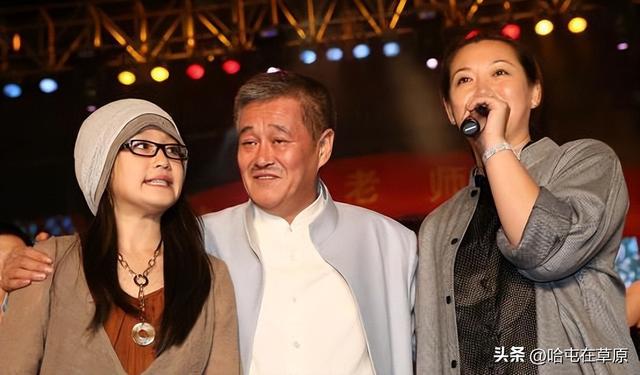 56岁赵本山全家福，他却满头白发斗鸡眼与儿子一模一样