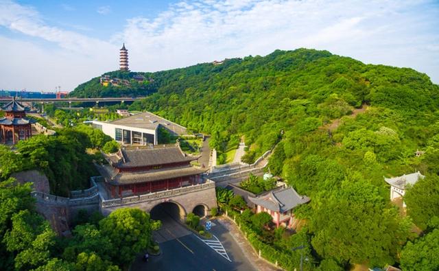 除了聞名兩岸三地的溪口鎮外,西靠四明山,東臨東海,獨特的地理位置