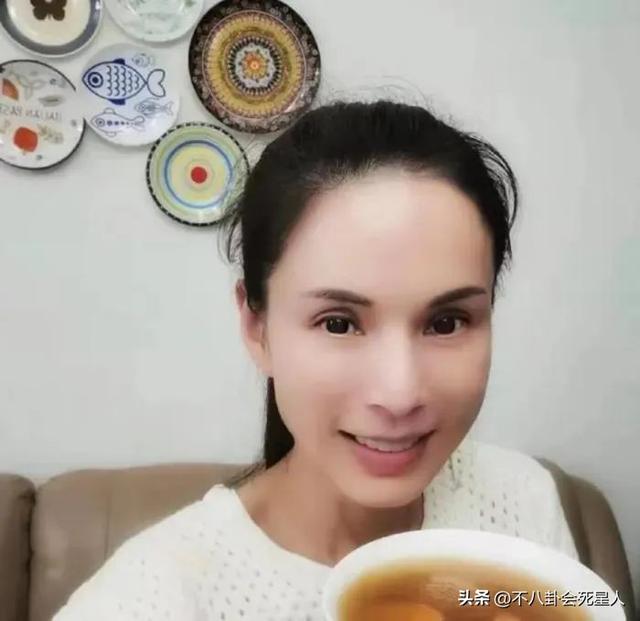 眼睛亮的人有灵气，眼睛有灵性的女人（却“败”在眼皮的明星）