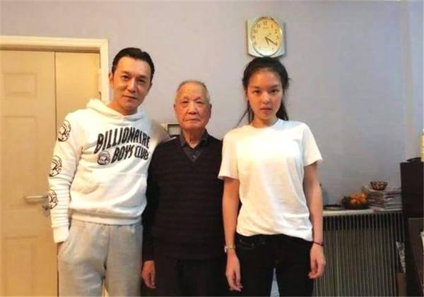 哈文改嫁的丈夫是谁，李咏妻子哈文现状（丈夫李咏病逝三年没有再嫁）