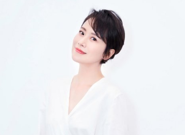 5张女生斜刘海发型图片,斜刘海中发型图片女(女人过了40岁建议少留