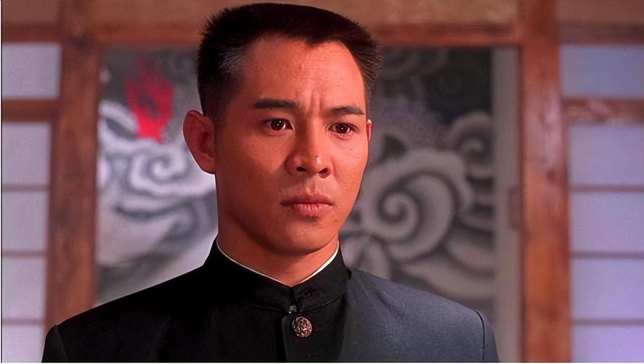 在访谈综艺《开讲啦》中,当被问道出轨利智的理由,李连杰给出了这样一
