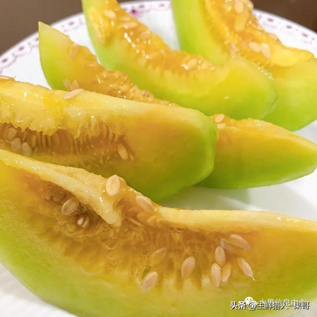 绿色的哈密瓜叫什么，绿色的哈密瓜叫什么名字（哈密瓜、蜜瓜、网纹瓜、香瓜、羊角蜜傻傻分不清）