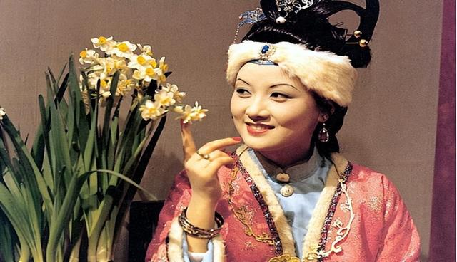 61岁穿婚纱，一生无子，放弃事业的邓婕与张国立的爱情故事