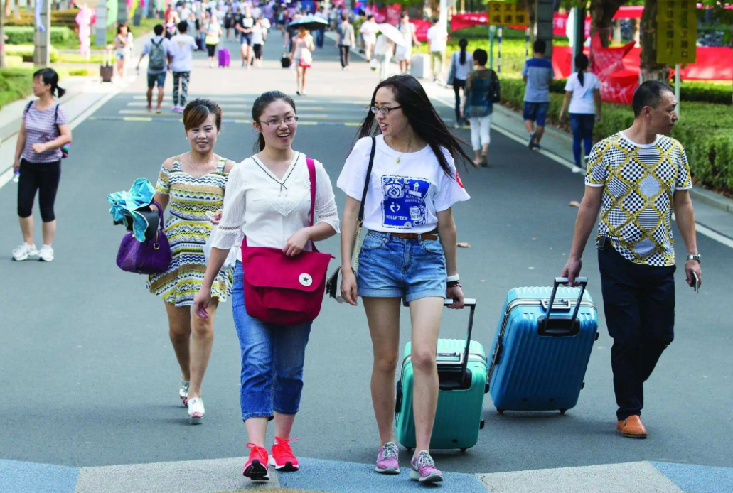 上学时户口迁出到学校（大学生入学后）