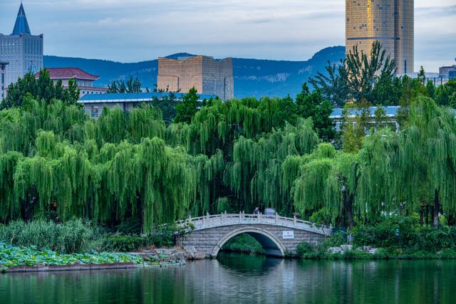 大明湖在哪里个城市，大明湖畔是什么意思（初秋的大明湖到底有多美）