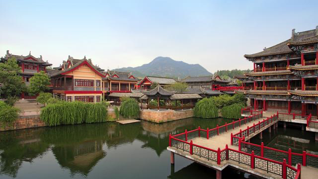 拍戏的横店在哪里具体位置，拍戏的横店在哪个城市（中国人自己的“好莱坞”）