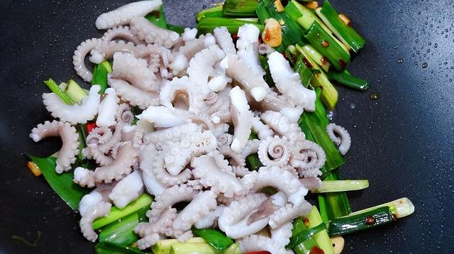炸虾片是热油还是冷油下锅，炸虾片用热油还是凉油（还是冷锅倒油）