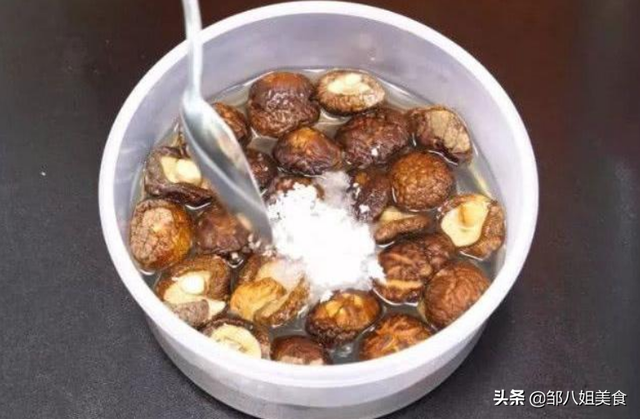 香菇可以泡一夜吗，干香菇泡了一天一夜还可以吃吗（干净还营养不流失）