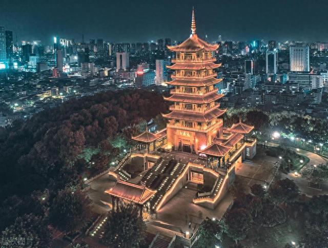 周末打算去佛山玩啊？以下是我为你推荐的热门景点和周边美食：