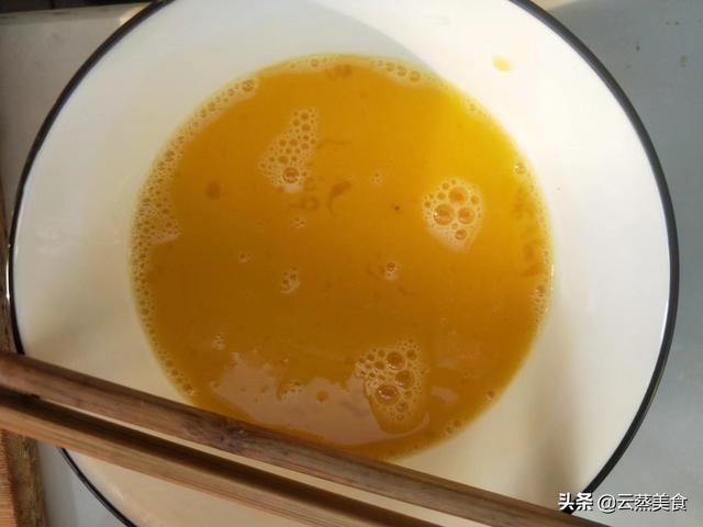 鸡蛋皮的做法摊鸡蛋皮的做法，如何摊鸡蛋皮的做法窍门（摊蛋皮薄而不破）