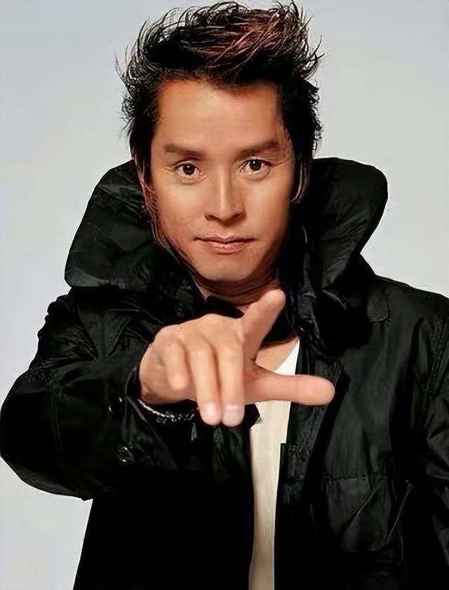 把朱咏婷扶正后，谭咏麟和原配杨洁薇，人生差距一个天一个地