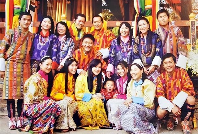 不丹活佛是什么意思，不丹是什么佛教（娶同胞4姐妹生10个孩子）