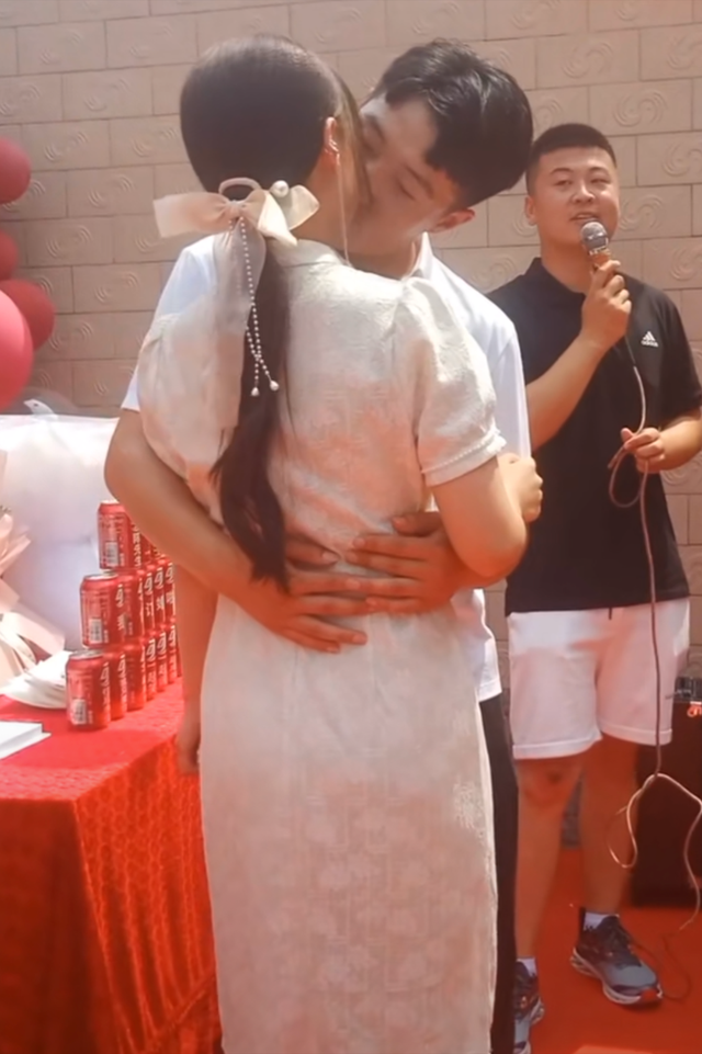 男生太羞涩了怎么办，男孩子羞涩怎么办（网友：一看就是相亲认识的）