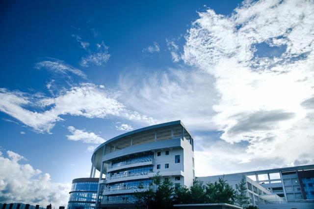 深圳盐田高级中学，2021深圳市盐田高级中学高考喜报成绩、本科特控线上线人数情况（深圳市最美的全海景学校）