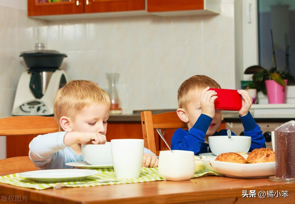 小孩总是玩手机怎么办，小孩子总是要玩手机怎么办（父母用这4招搞定）