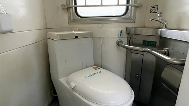 高铁厕所能大便吗,高铁厕所可以上大便吗(火车厕所的正确使用方式)