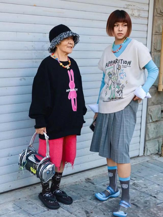 卫衣外套买黑色还是灰色，灰色卫衣配黑色还是灰色（30岁还是50岁都很美）