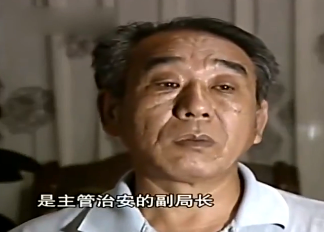 四个凶神恶煞，2011年男子当街殴打交警致其犯病死亡