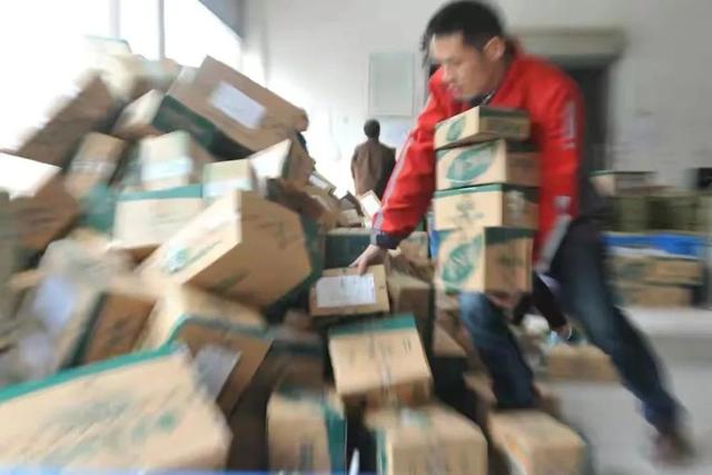 淘宝退货上门取件怎么操作，淘宝退货怎样叫快递上门取件（寄大件快递上门取件哪个便宜）