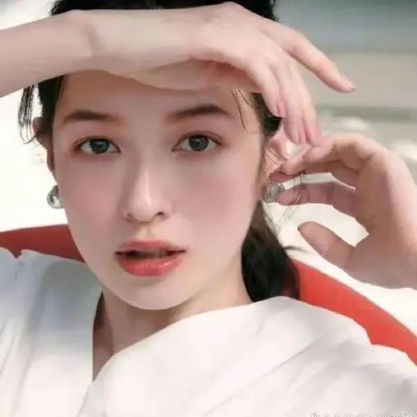 戴眼镜的女生头像，戴眼镜/女生/眼镜控微信（壁纸小馆：女生头像）