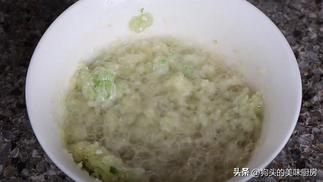 整只鸡怎么做好吃，整鸡怎么做好吃又简单（跟60年的大厨学的隔水蒸鸡）