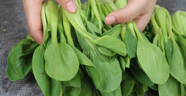 腌制酸菜方法，腌制酸菜方法,蕨菜怎么吃（腌酸菜原来这么简单）