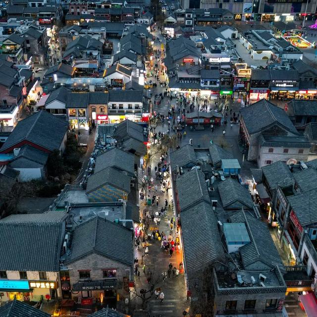 济南旅游攻略必去景点夜景，一定要走进她的夜