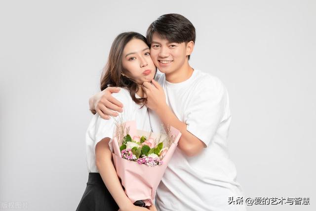 如何判断男生是不是喜欢你，11个小动作教你如何判断出男生是否喜欢你！（你心动的男孩子是不是同样喜欢你）