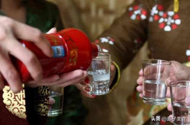 啤酒度数一般多少度，啤酒多少度（一瓶啤酒相当于多少白酒）