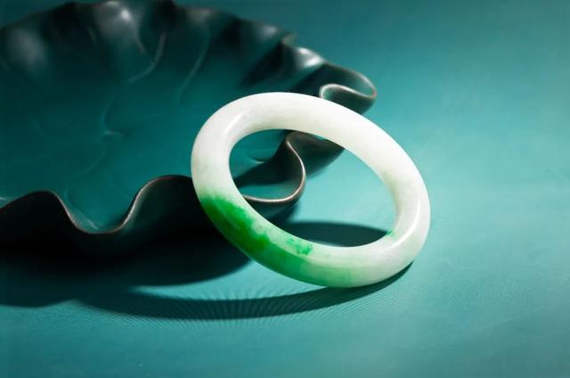 翡翠种水等级划分价格，翡翠等级划分及价格（1万和1000万的翡翠手镯）