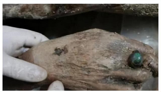 清代古墓发现奇怪女尸，历经百年五官却清晰可见