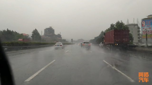 雨刮器怎么使用，汽车雨刮器怎么使用（汽车自动雨刷太好用了）