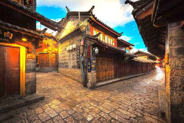 丽江古城旅游费用，丽江旅游自由行攻略及花费（想去丽江旅游的大哥们记下来,4-6月,1499玩到尽致）