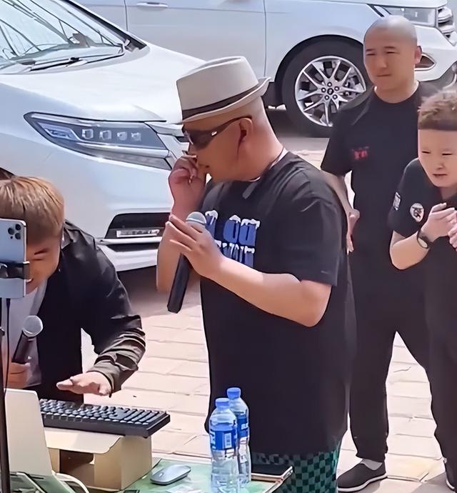 刘小光最新二人转，刘小光的人物简介（48岁刘小光带儿子街头唱歌）