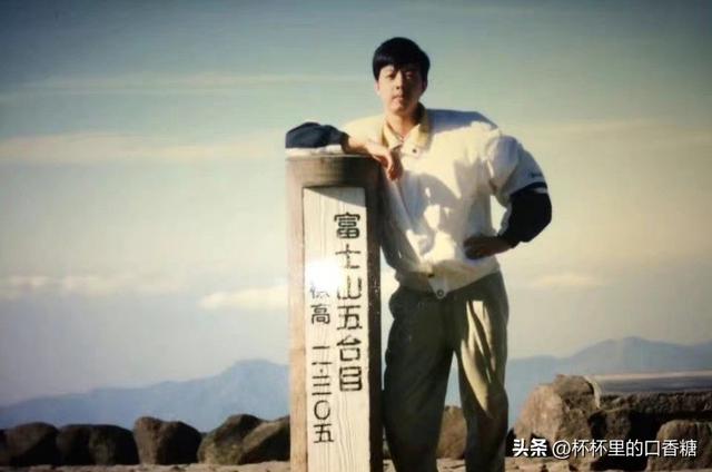 明星高颜值爸妈！赵露思爸爸帅度酷似韩星，肖战神韵和爸爸一样