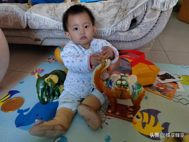 祝小朋友生日快乐，祝福小朋友生日快乐的句子（小萌娃的丰富表情好可爱）