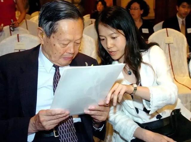 杨振宁与翁帆有孩子吗，杨振宁与翁帆结婚16年（当年28岁嫁给8旬老人的翁帆）