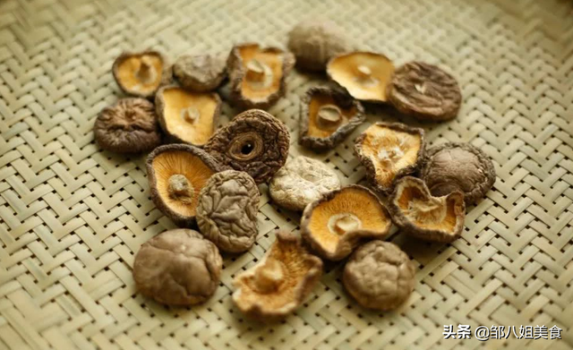 香菇可以泡一夜吗，干香菇泡了一天一夜还可以吃吗（干净还营养不流失）