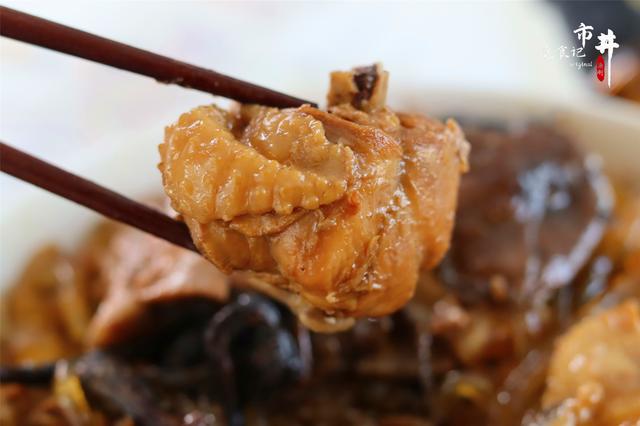 小鸡炖蘑菇用的什么蘑菇，小鸡炖蘑菇的蘑菇是哪一种（做东北菜小鸡炖蘑菇，用什么菇）