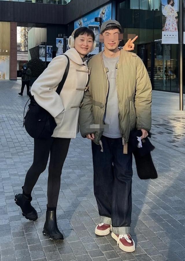 吴越私下状态好不同，大方搂男友人肩膀，素颜翘腿合影笑到弯腰